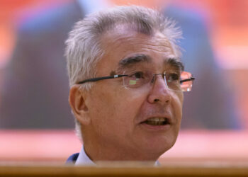 galerie-foto:-petrisor-peiu,-liderul-senatorilor-aur:-politicienii-vorbesc-despre-orice,-mai-putin-despre-economie.-timp-in-care-economia,-saraca-cenusareasa-a-discursului-public,-scade-accelerat