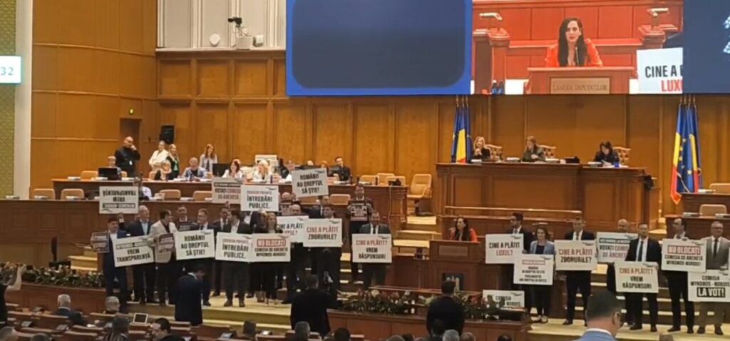 scandal-cu-pancarte-in-plenul-de-miercuri