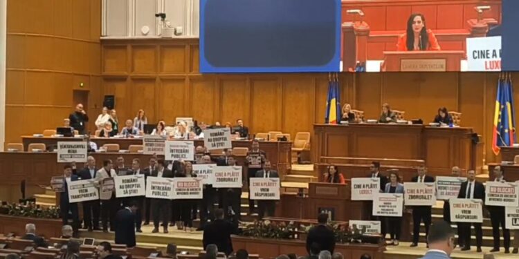 scandal-cu-pancarte-in-plenul-de-miercuri