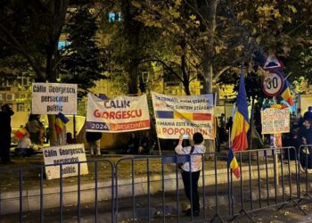 a-zecea-noapte-de-proteste-pentru-calin-georgescu-|-aproximativ-150-de-sustinatori-s-au-adunat-la-arestul-central