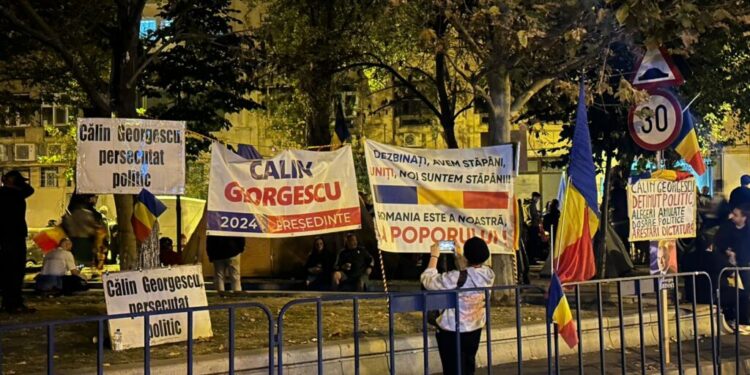 a-zecea-noapte-de-proteste-pentru-calin-georgescu-|-aproximativ-150-de-sustinatori-s-au-adunat-la-arestul-central