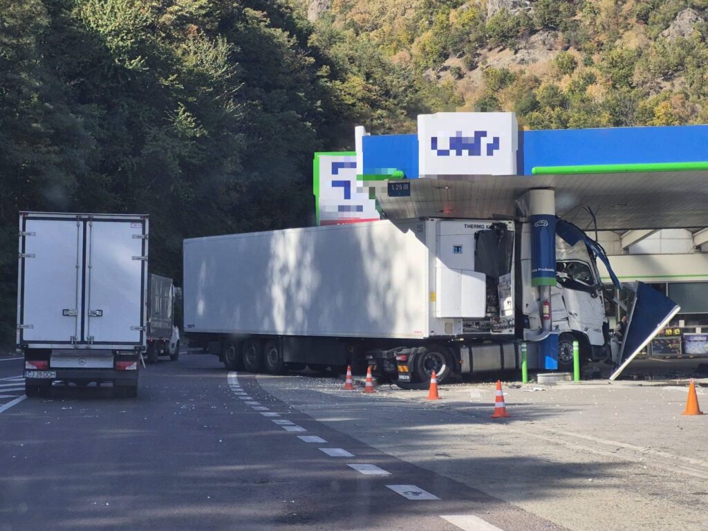 decizia-politiei-in-cazul-soferului-turc-care-a-intrat-cu-tir-ul-in-pompa-unei-benzinarii-de-pe-valea-oltului-–-hotnews.ro