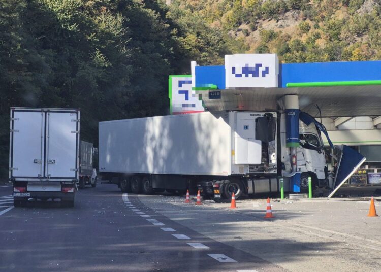 decizia-politiei-in-cazul-soferului-turc-care-a-intrat-cu-tir-ul-in-pompa-unei-benzinarii-de-pe-valea-oltului-–-hotnews.ro