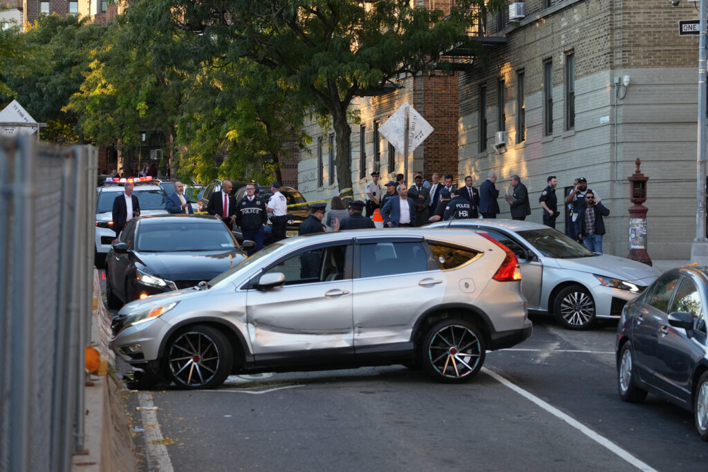 agentii-ice-au-inconjurat-si-impuscat-un-barbat-care-avea-in-masina-un-copil-de-cinci-ani-revolta-in-new-york-–-hotnews.ro