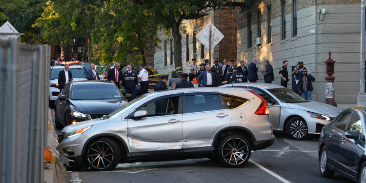 agentii-ice-au-inconjurat-si-impuscat-un-barbat-care-avea-in-masina-un-copil-de-cinci-ani-revolta-in-new-york-–-hotnews.ro