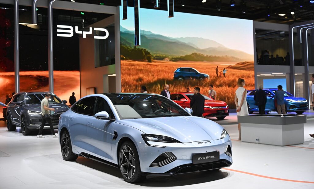 celebrul-salon-auto-de-la-paris-se-intoarce-cu-un-numar-record-de-producatori-chinezi:-europenii-joaca-un-fel-de-joc-dublu-–-hotnews.ro