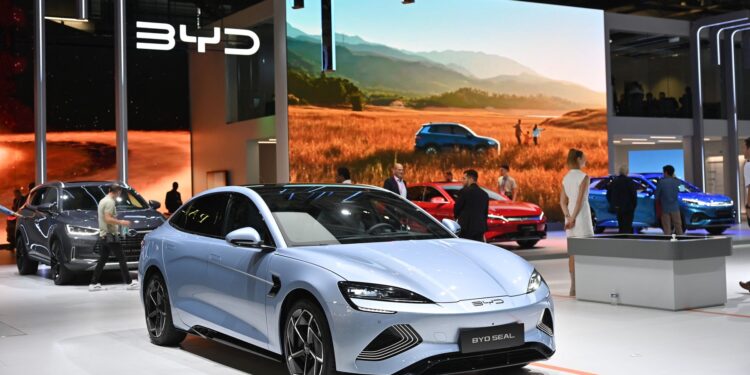 celebrul-salon-auto-de-la-paris-se-intoarce-cu-un-numar-record-de-producatori-chinezi:-europenii-joaca-un-fel-de-joc-dublu-–-hotnews.ro