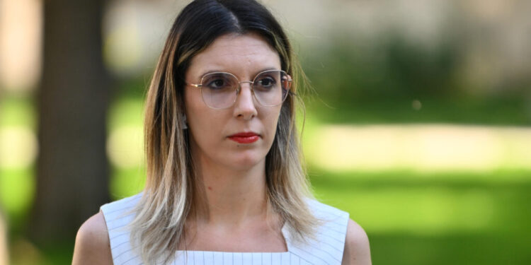 lenjerie-intima-de-lux,-parfumuri-si-haine-de-firma-cumparate-din-bani-publici-la-anm.-diana-buzoianu-cere-demisia-conducerii-si-sesizeaza-parchetul-general