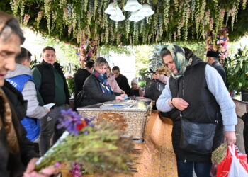 pelerinajul-de-la-sfanta-parascheva,-surprins-cu-drona.-cum-se-vede,-de-sus,-coada-kilometrica-pentru-inchinarea-la-moaste