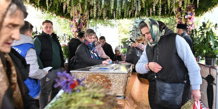 pelerinajul-de-la-sfanta-parascheva,-surprins-cu-drona.-cum-se-vede,-de-sus,-coada-kilometrica-pentru-inchinarea-la-moaste
