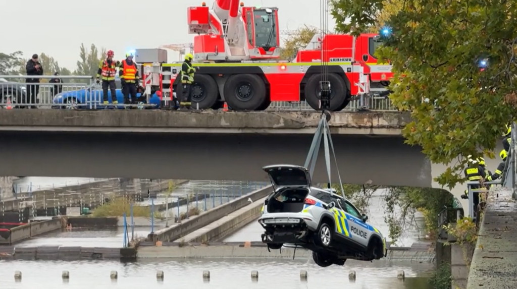 accident-spectaculos-in-praga-o-masina-de-politie-a-plonjat-de-pe-un-pod-in-apele-raului-vltava-–-hotnews.ro