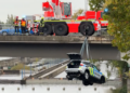 accident-spectaculos-in-praga-o-masina-de-politie-a-plonjat-de-pe-un-pod-in-apele-raului-vltava-–-hotnews.ro