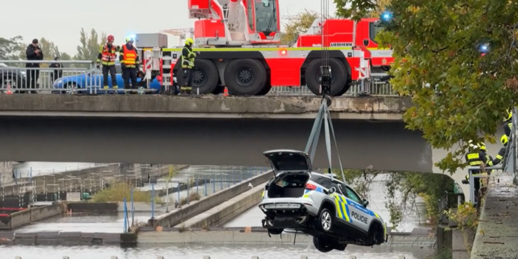 accident-spectaculos-in-praga-o-masina-de-politie-a-plonjat-de-pe-un-pod-in-apele-raului-vltava-–-hotnews.ro