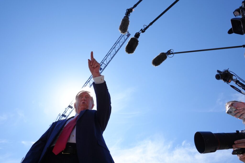 cele-cinci-mari-televiziuni-americane-care-au-suspendat-transmisiunile-despre-trump,-anchetate-/-ar-fi-incalcat-legea-sherman-–-hotnews.ro