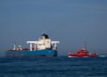 macron-anunta-retinerea-unui-petrolier-al-flotei-fantoma-a-rusiei-si-publica-imagini-cu-soldatii-francezi-coborand-din-elicopter-pe-vas-–-hotnews.ro