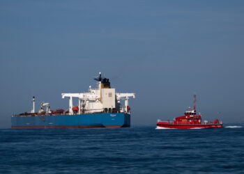 macron-anunta-retinerea-unui-petrolier-al-flotei-fantoma-a-rusiei-si-publica-imagini-cu-soldatii-francezi-coborand-din-elicopter-pe-vas-–-hotnews.ro