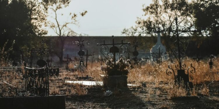 saci-cu-oseminte-descoperiti-intr-un-cimitir-din-slatina.-anterior,-primarul-a-vorbit-despre-cadavre-din-perioada-covid