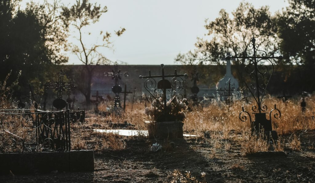 saci-cu-oseminte-descoperiti-intr-un-cimitir-din-slatina.-anterior,-primarul-a-vorbit-despre-cadavre-din-perioada-covid