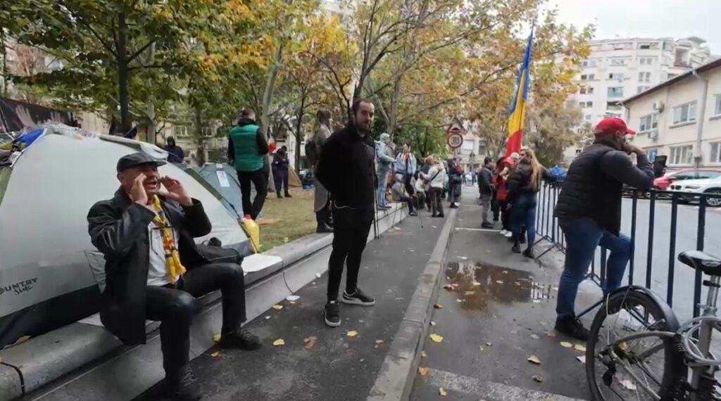 video-|-reactia-sustinatorilor-care-au-primit-vestea-eliberarii-lui-calin-georgescu-chiar-in-fata-arestului-central
