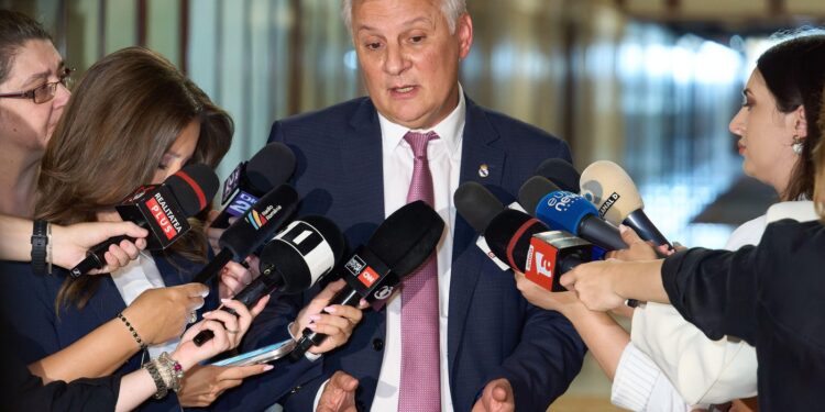 cine-este-daniel-zamfir,-propus-de-psd-sa-preia-ministerul-economiei:-senatorul-devenit-cunoscut-pentru-proiectele-de-legi-referitoare-la-banci-–-hotnews.ro