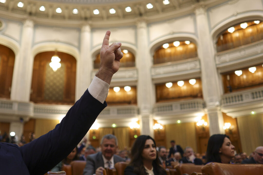 legea-care-incrimineaza-casatoria-si-convietuirea-fortate,-intoarsa-de-nicusor-dan-in-parlament-pentru-reexaminare-–-hotnews.ro