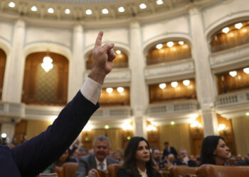 legea-care-incrimineaza-casatoria-si-convietuirea-fortate,-intoarsa-de-nicusor-dan-in-parlament-pentru-reexaminare-–-hotnews.ro