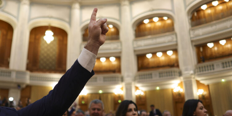 legea-care-incrimineaza-casatoria-si-convietuirea-fortate,-intoarsa-de-nicusor-dan-in-parlament-pentru-reexaminare-–-hotnews.ro