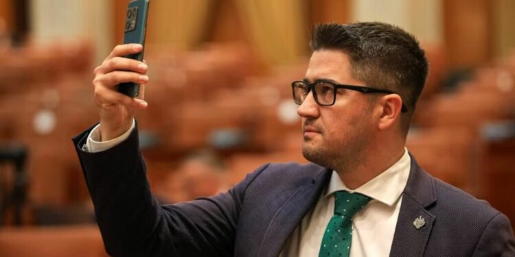 video-|-brian-cristian,-deputat-usr,-despre-chatgpt-in-parlament:-multi-parlamentari-folosesc-deja-aproape-integral-ai