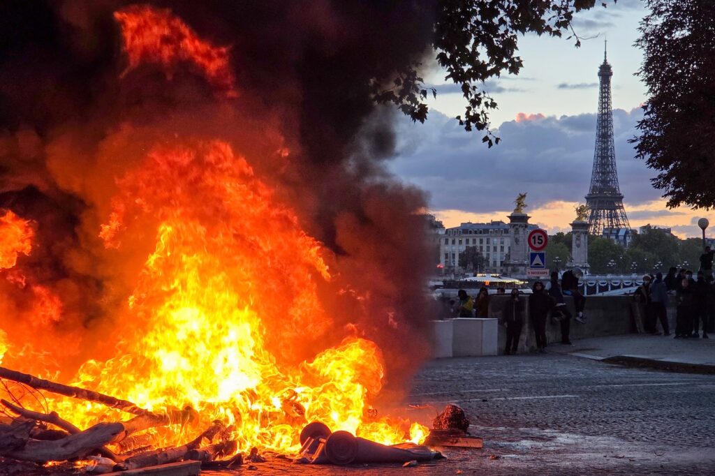 scene-de-gherila-urbana-langa-palatul-elysee,-la-paris-–-hotnews.ro