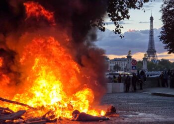 scene-de-gherila-urbana-langa-palatul-elysee,-la-paris-–-hotnews.ro