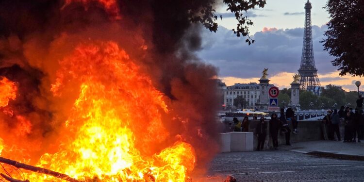 scene-de-gherila-urbana-langa-palatul-elysee,-la-paris-–-hotnews.ro