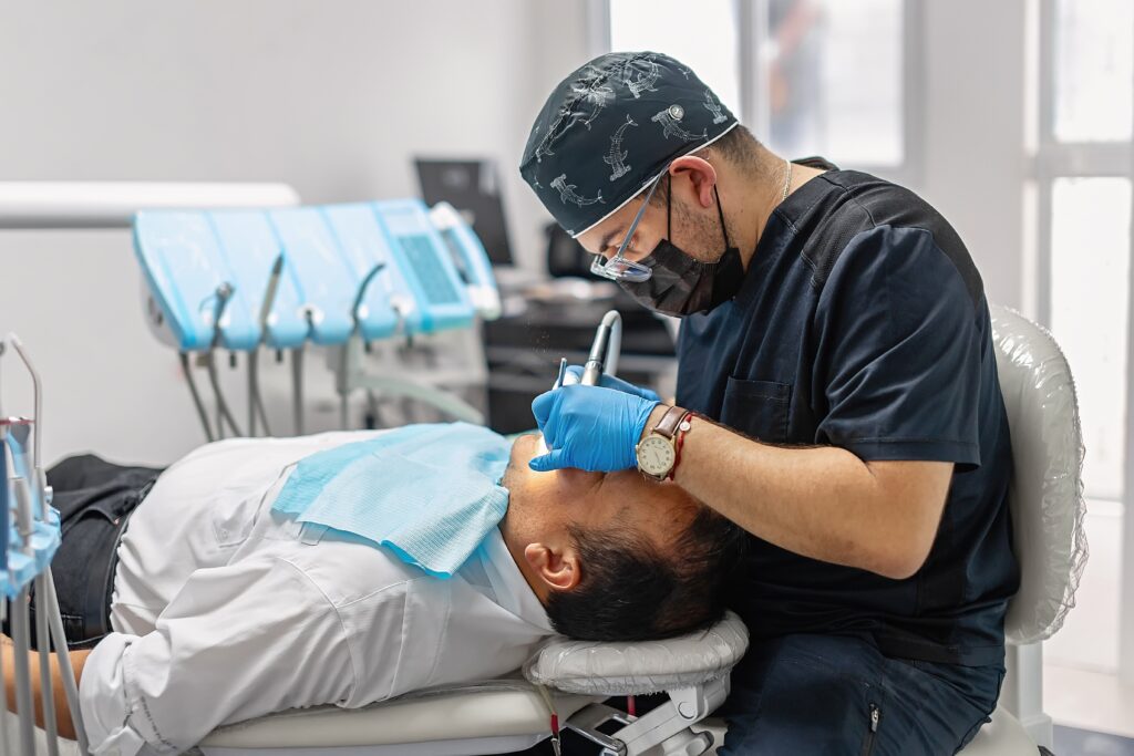 mai-putin-de-unul-din-cinci-cabinete-stomatologice-ofera-servicii-decontate-prin-cnas-de-ce-nu-vor-medicii-sa-lucreze-cu-casa-de-asigurari-se-intampla-si-in-alte-tari?-–-hotnews.ro