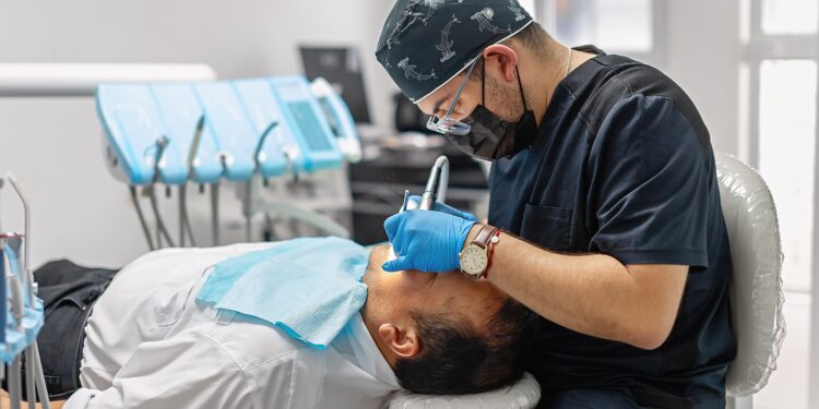 mai-putin-de-unul-din-cinci-cabinete-stomatologice-ofera-servicii-decontate-prin-cnas-de-ce-nu-vor-medicii-sa-lucreze-cu-casa-de-asigurari-se-intampla-si-in-alte-tari?-–-hotnews.ro