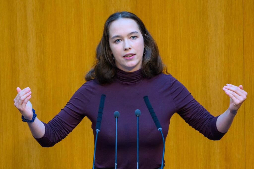 o-eurodeputata-povesteste-cum-a-descoperit-deepfake-uri-in-care-aparea-dezbracata:-mi-s-a-facut-greata/-138-de-femei-parlamentar-din-ue-au-fost-vizate-–-hotnews.ro