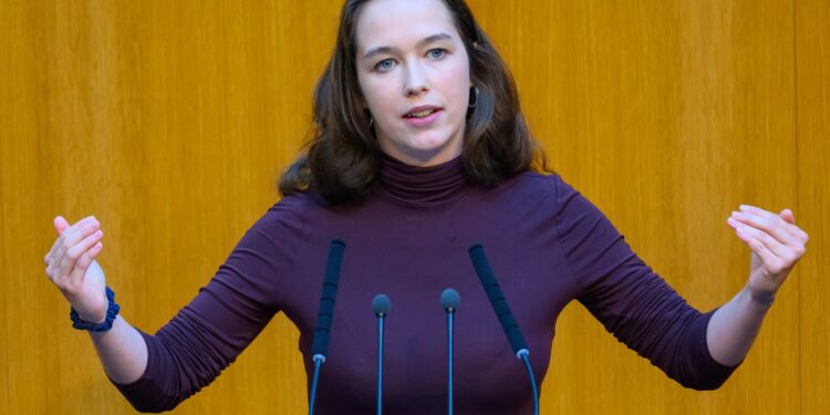 o-eurodeputata-povesteste-cum-a-descoperit-deepfake-uri-in-care-aparea-dezbracata:-mi-s-a-facut-greata/-138-de-femei-parlamentar-din-ue-au-fost-vizate-–-hotnews.ro