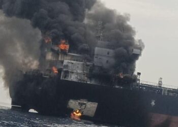 un-petrolier-a-luat-foc-in-stramtoarea-ormuz.-apele-din-zona,-minate-de-iran