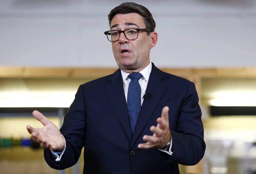 andy-burnham,-premierul-din-uk,-anunta-o-campanie-contra-celor-care-nu-si-pun-castile-si-deranjeaza-calatorii-din-mijloacele-de-transport-in-comun-–-hotnews.ro