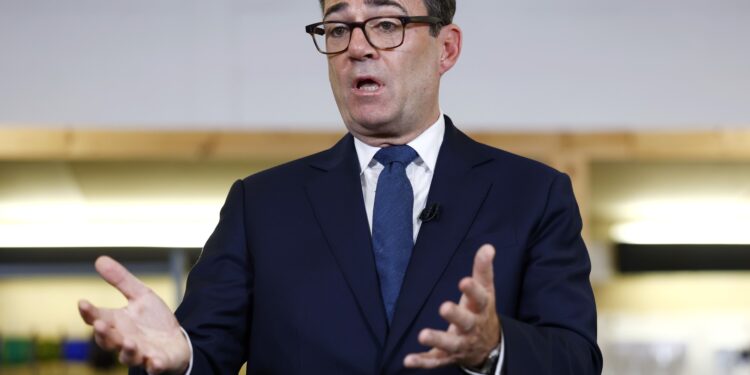 andy-burnham,-premierul-din-uk,-anunta-o-campanie-contra-celor-care-nu-si-pun-castile-si-deranjeaza-calatorii-din-mijloacele-de-transport-in-comun-–-hotnews.ro