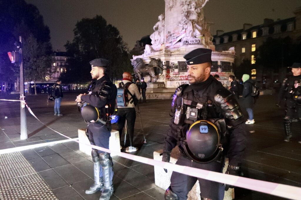 interdictie-de-circulatie-in-zone-din-centrul-parisului-si-in-alte-orase-dupa-revoltele-din-toata-franta-–-hotnews.ro
