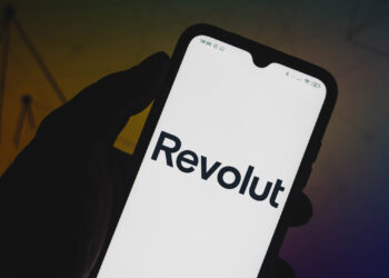 vesti-de-la-revolut-dupa-ce-aplicatia-a-cazut-in-mai-multe-tari-ale-lumii,-inclusiv-in-romania-lista-serviciilor-cu-probleme-–-hotnews.ro