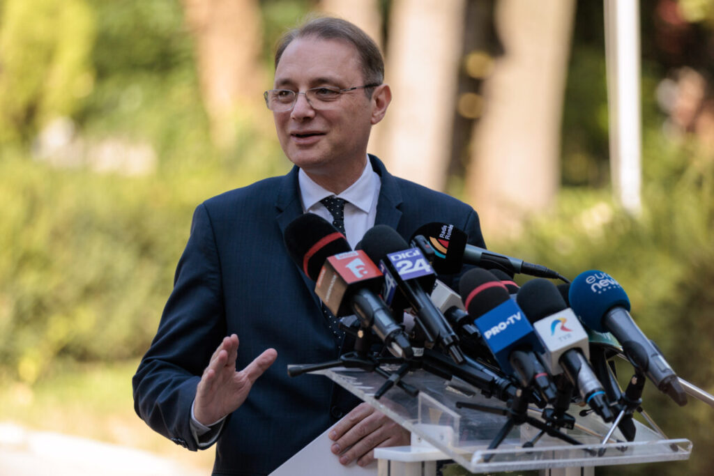 guvernul-luca-niculescu-a-fost-investit-oficial-de-parlament-cu-280-de-voturi-pozitive