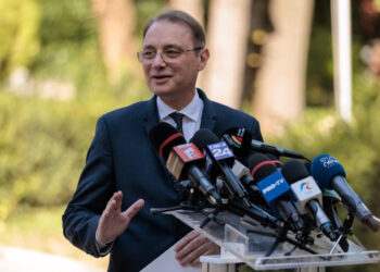 guvernul-luca-niculescu-a-fost-investit-oficial-de-parlament-cu-280-de-voturi-pozitive