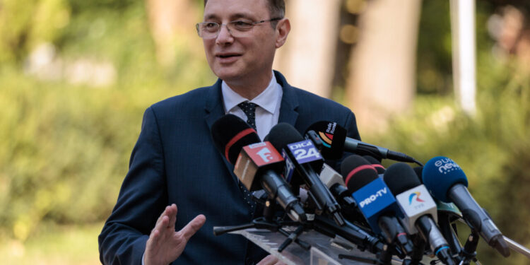 guvernul-luca-niculescu-a-fost-investit-oficial-de-parlament-cu-280-de-voturi-pozitive
