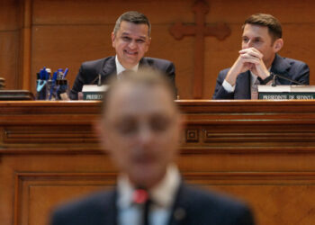 guvernul-luca-niculescu-a-fost-votat-de-parlament-romania-are-un-nou-premier-dupa-aproape-sase-luni-de-criza-politica.-rezultat:-280-de-voturi-pentru-si-58-impotriva