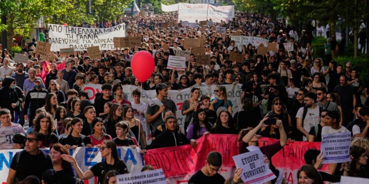 din-grecia-pana-in-franta:-protest-cu-mii-de-elevi,-studenti-si-profesori-si-la-atena-ce-nemultumiri-au-–-hotnews.ro