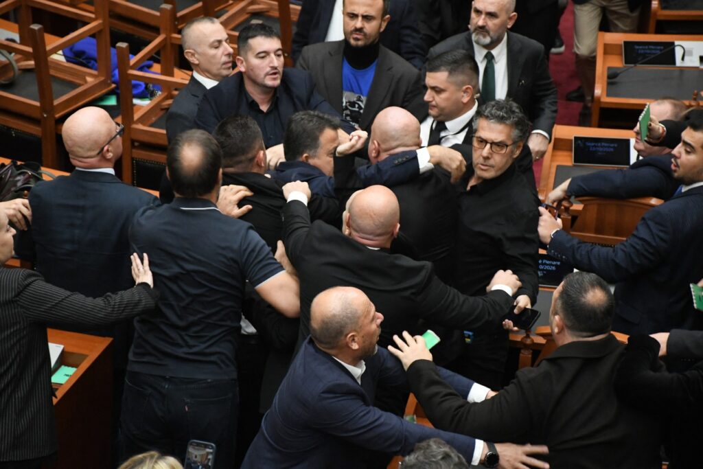 bataie-in-parlamentul-albaniei,-intre-deputati,-pe-fondul-protestelor-antiguvernamentale-–-hotnews.ro