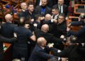 bataie-in-parlamentul-albaniei,-intre-deputati,-pe-fondul-protestelor-antiguvernamentale-–-hotnews.ro