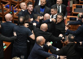 bataie-in-parlamentul-albaniei,-intre-deputati,-pe-fondul-protestelor-antiguvernamentale-–-hotnews.ro