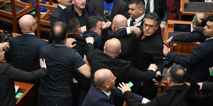 bataie-in-parlamentul-albaniei,-intre-deputati,-pe-fondul-protestelor-antiguvernamentale-–-hotnews.ro