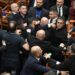 bataie-in-parlamentul-albaniei,-intre-deputati,-pe-fondul-protestelor-antiguvernamentale-–-hotnews.ro